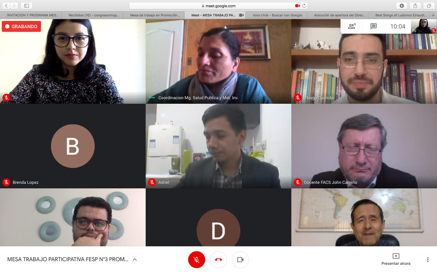 Daniela frutos junto a otros de los panelistas.