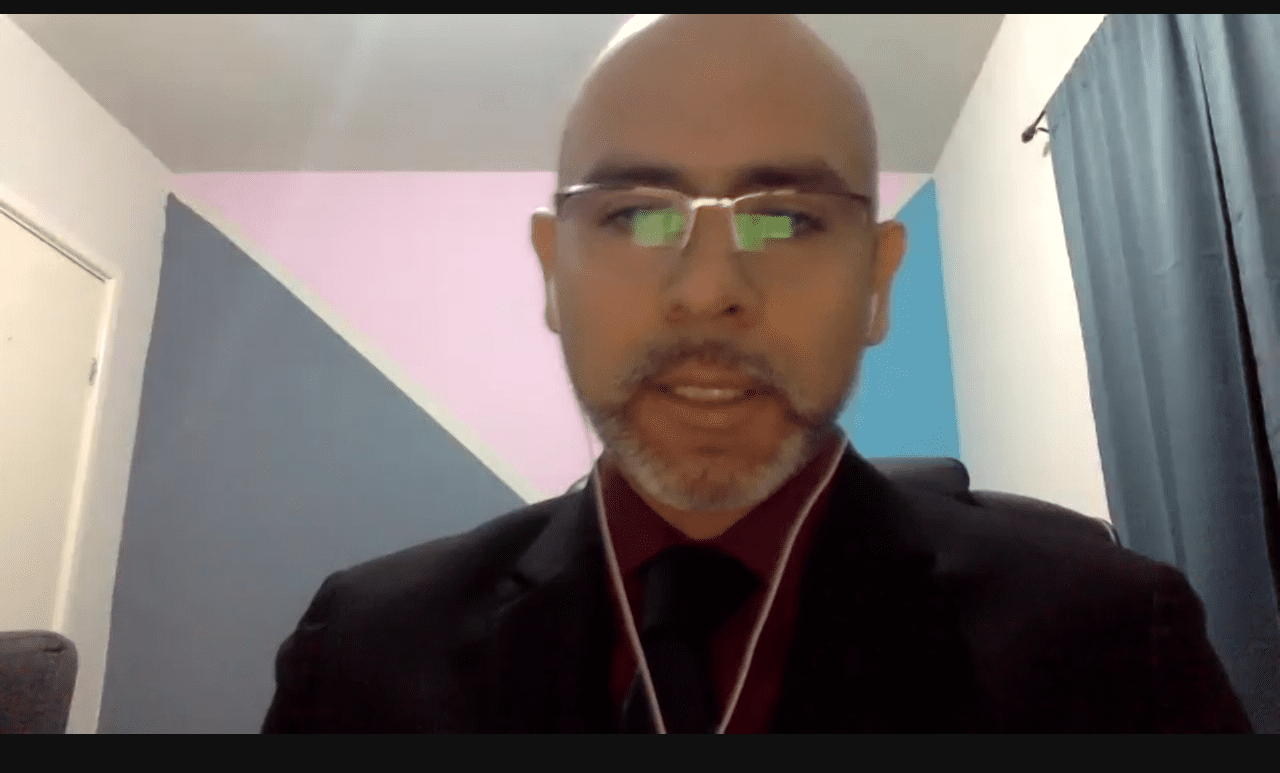Dr. Christian Aguilar durante la premiación.