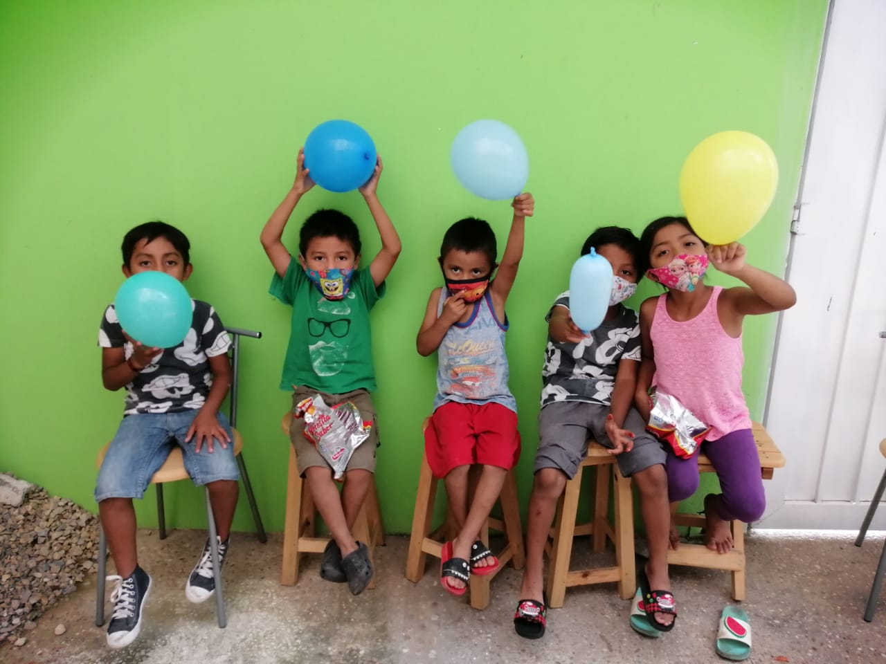 Niños de la comunidad que asisten a las actividades.