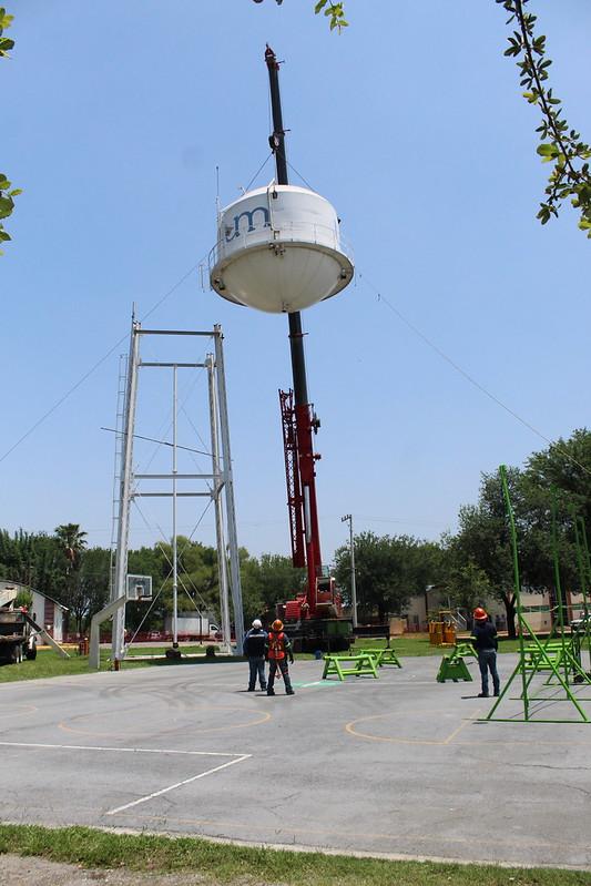Personal de CICSA en el proceso de bajar el tanque.