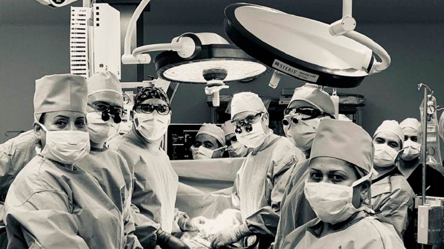 Egresado lidera primer trasplante bipulmonar en sobreviviente de Covid-19 en América Latina