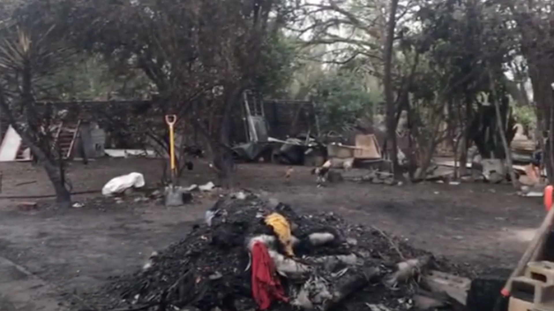 Voluntarios construyen casa para anciano que perdió todo en un incendio