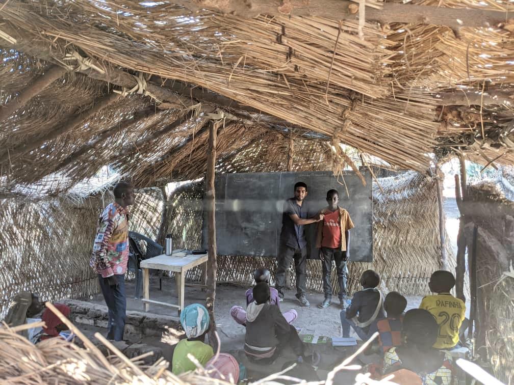 Victor promueve la participación de los alumnos en clase. No siempre es fácil, ya que no están acostumbrados a expresarse y no dominan el idioma oficial.