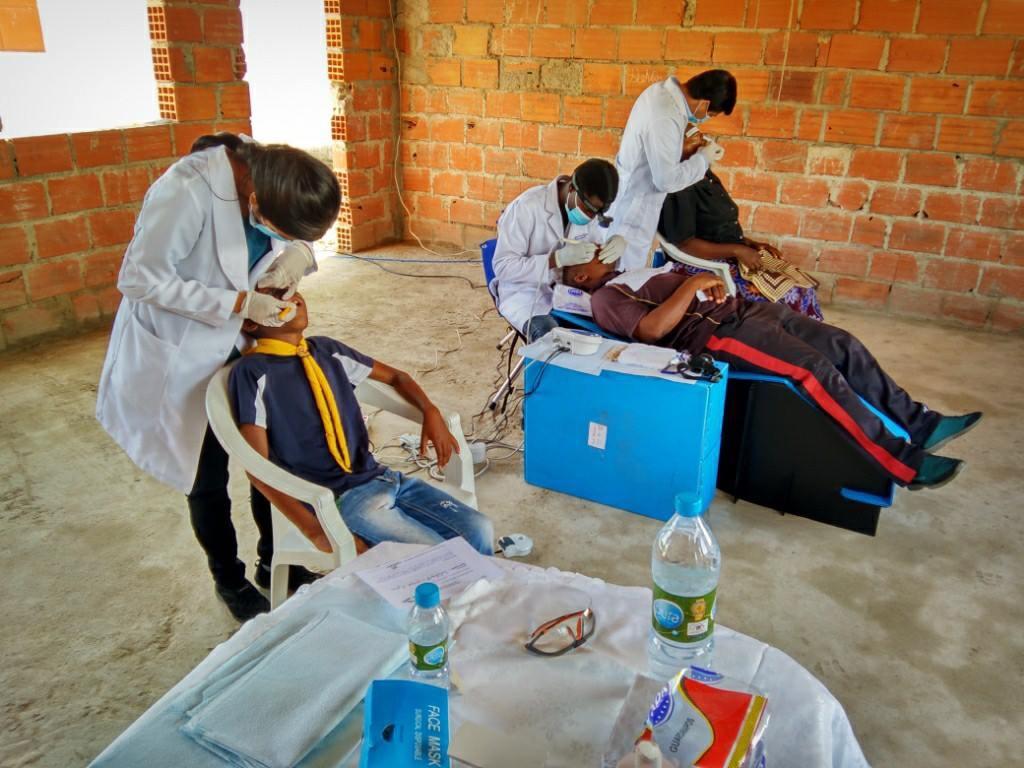 Personal del Centro Médico Adventista de Huambo atendiendo en la brigada médica en&nbsp;Lubango, Angola.