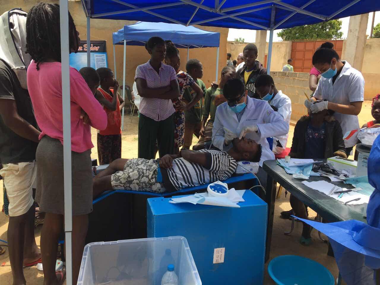 En la foto se ve al Dr.&nbsp;Miguel y a su esposa&nbsp;Maydi atendiendo a los pacientes en una brigada médica en Angola.