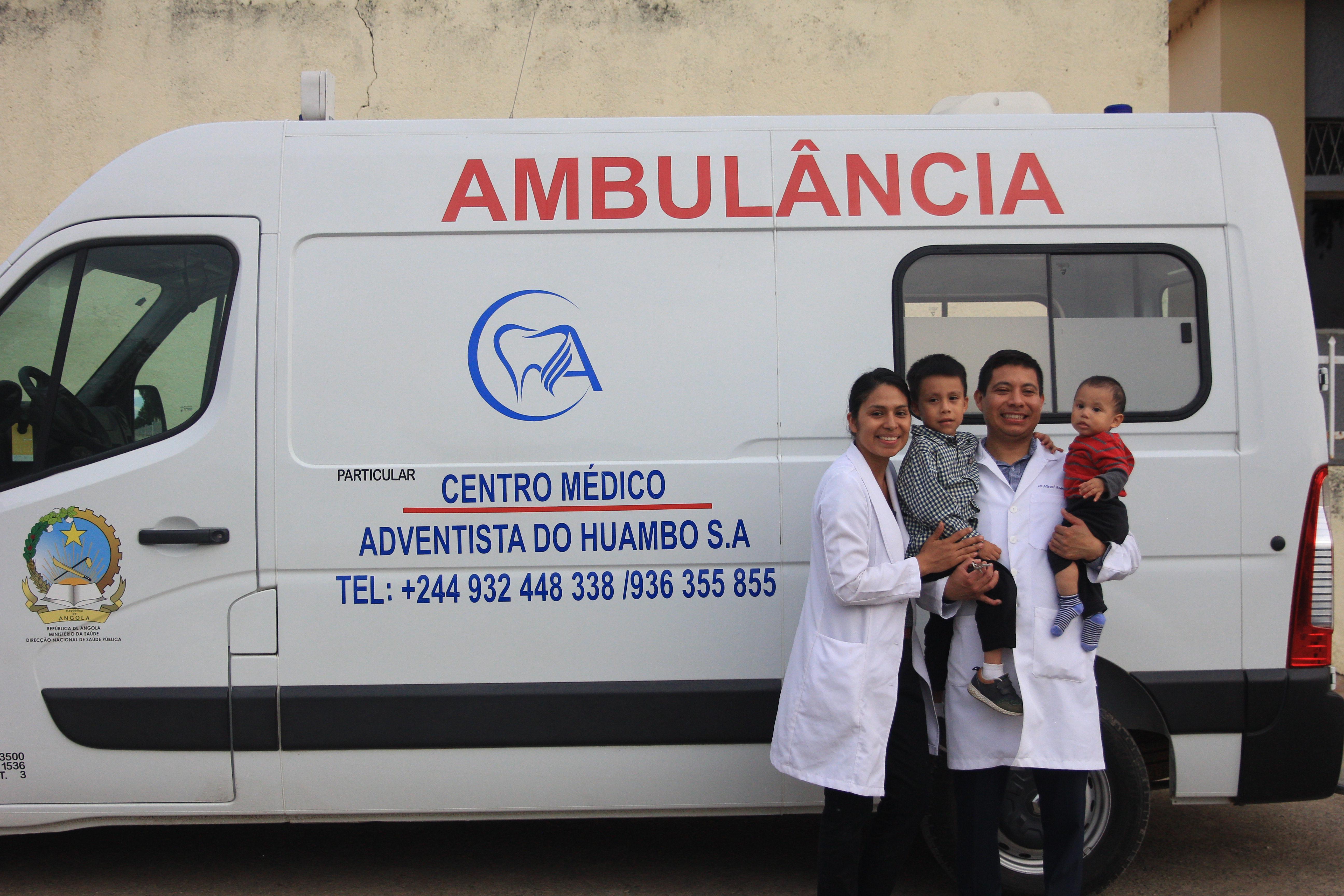 Desde la izquierda&nbsp;Maydi, Obed David (hijo), Miguel Obed y Miguel Ángel (hijo). Detrás de ellos se observa la ambulancia que se obtuvo para el&nbsp;Centro Médico Adventista de Huambo.
