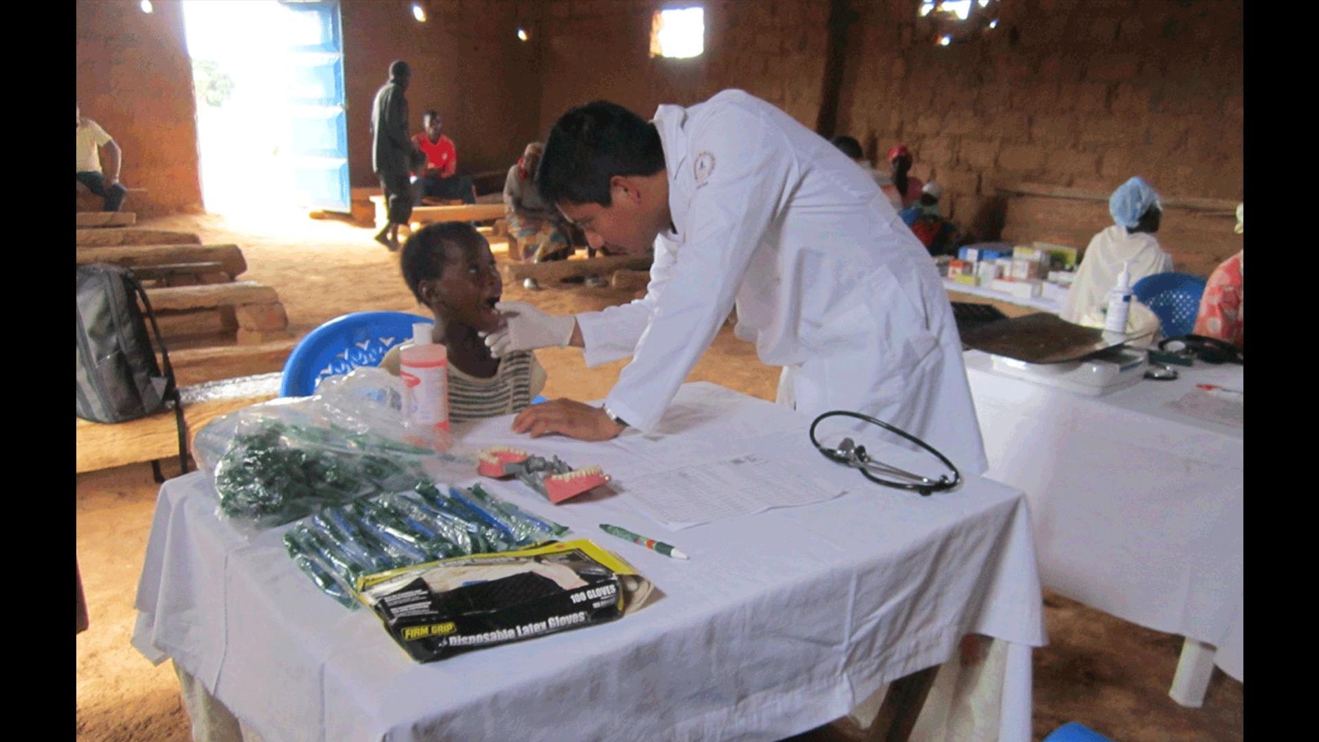 Atendiendo la salud bucal, desnutrición y evangelismo en Angola — parte I