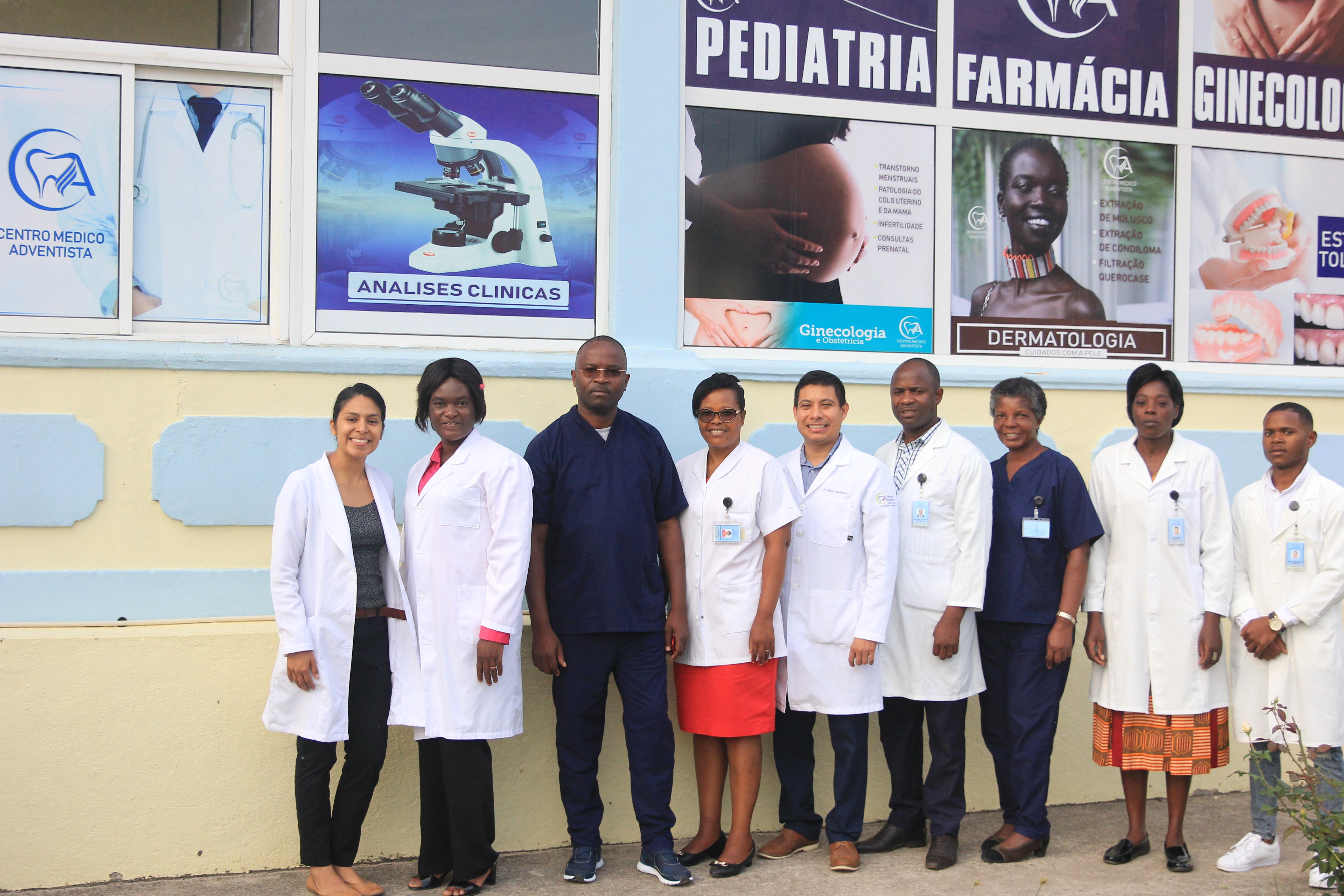 En esta foto se encuentra el Dr. Miguel y Maydi acompañados del equipo que trabajaba en el Centro Médico Adventista de Huambo.