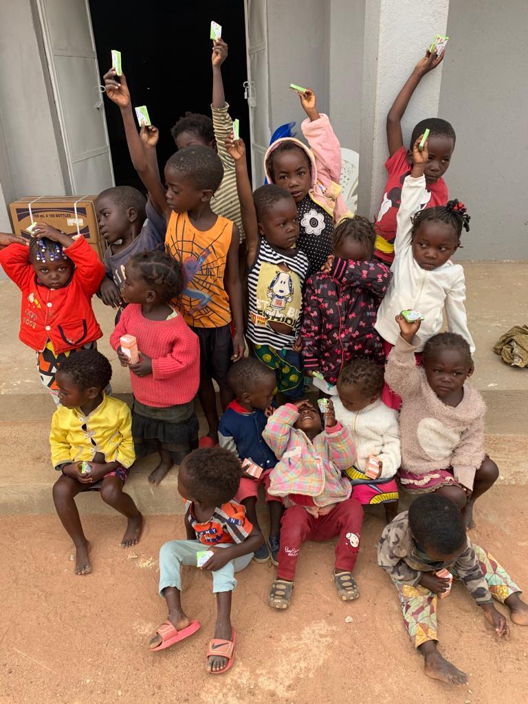 Un grupo de niños recibiendo las cajitas de pastillas y jarabes donadas por las&nbsp;farmacias locales.