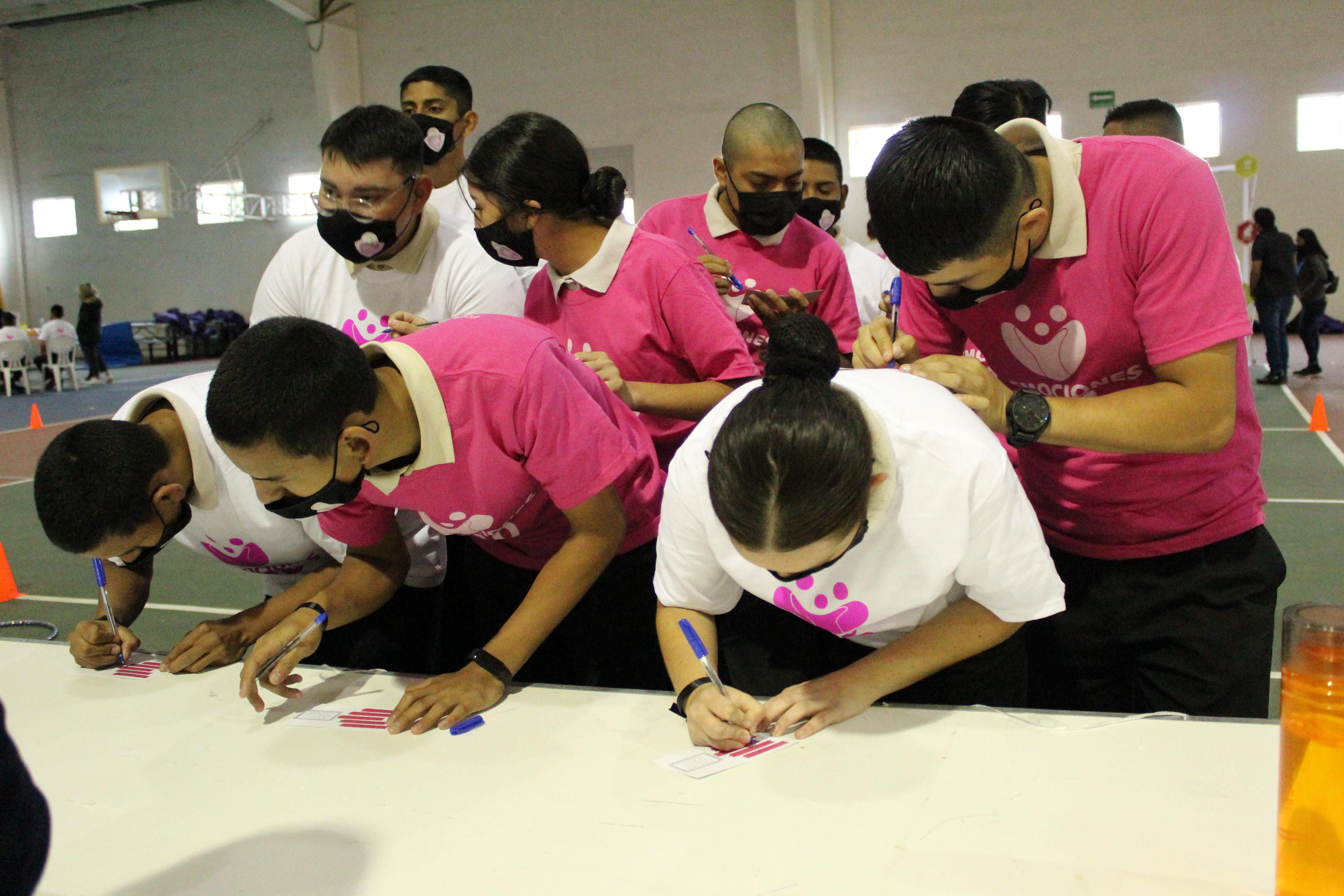 Los talleres se realizaron por grupos, para que los estudiantes convivieran entre ellos y a la vez recibieron consejos que pueden poner en practica con sus familias.&nbsp;Fotografía por: Comunicación Institucional.