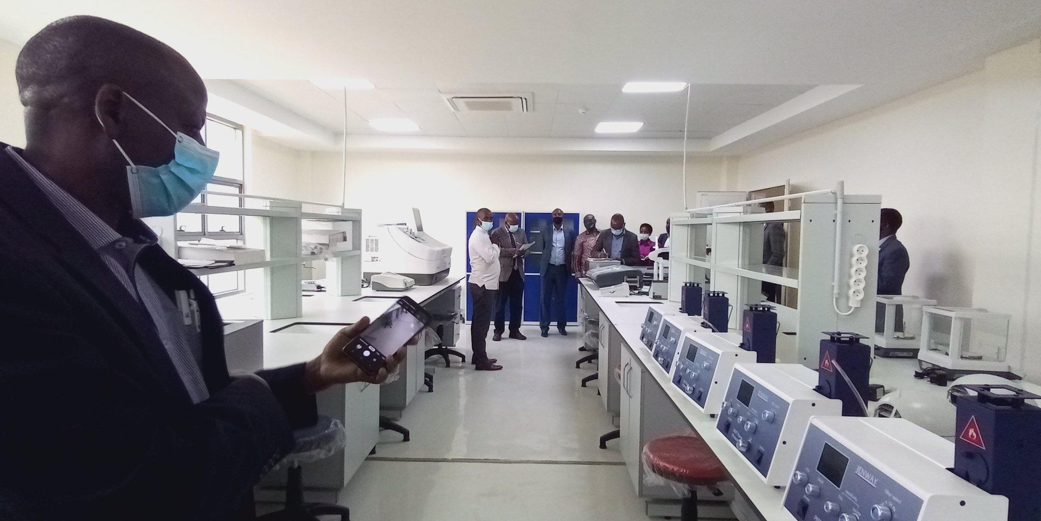 El HEC y el Consejo Médico y Dental de Ruanda realizado una visita de inspección a los nuevos equipos. Fotografía por: Ministry of Health Rwanda.