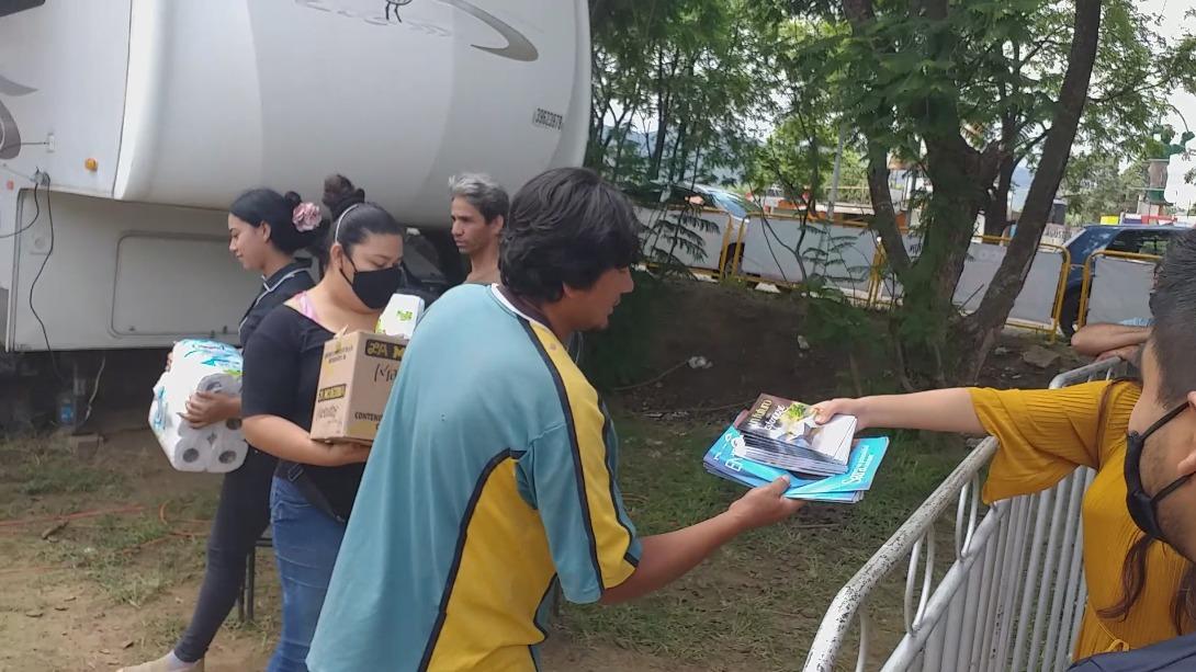 Un grupo de jóvenes comparten la Palabra de Dios usando el método de Cristo.