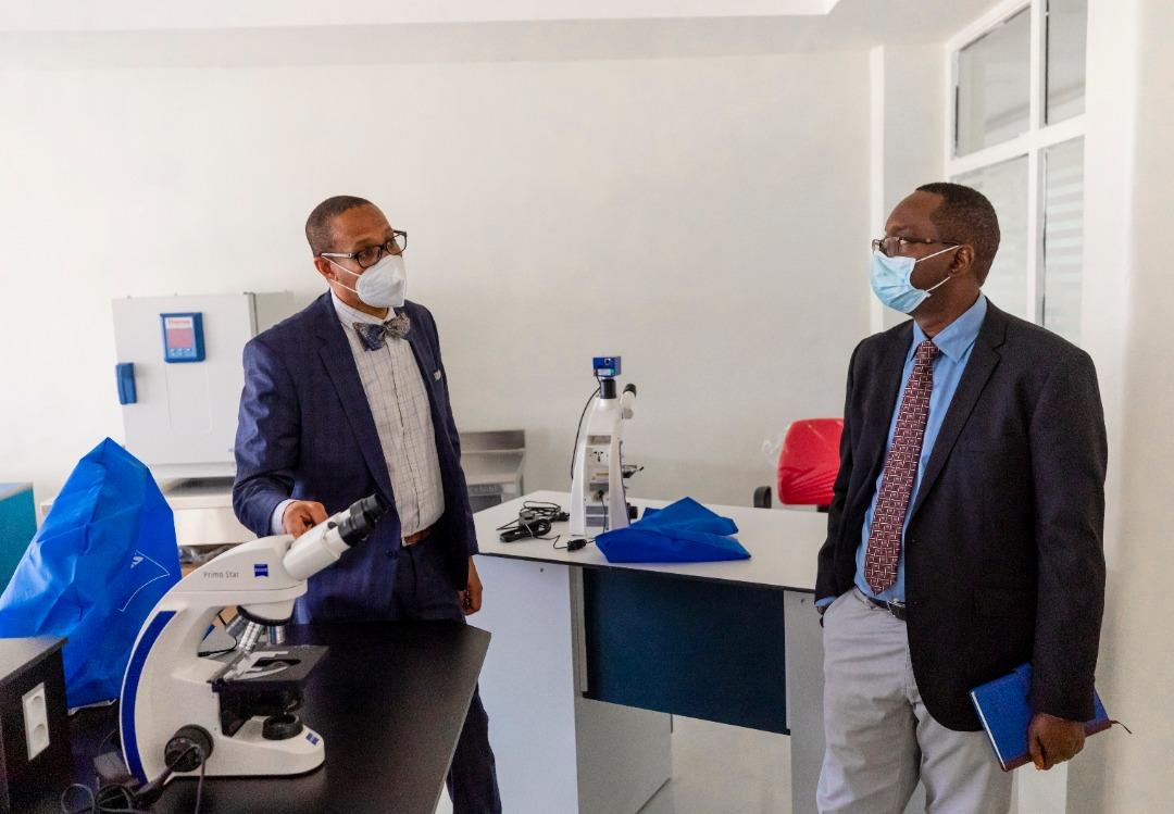El equipo de última generación que recibió la escuela de&nbsp;Ruanda para recibir la primera generación de estudiantes. Fotografía por: Ministry of Health Rwanda.