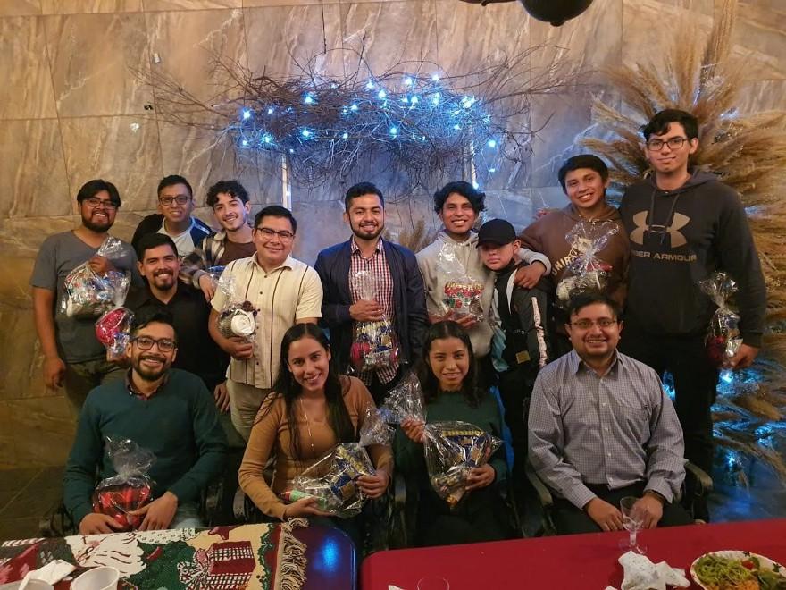 Estudiantes beneficiados durante el 2021, acompañados por el Mtro. Daniel Gutiérrez. Fotografía por: FIT Meals.