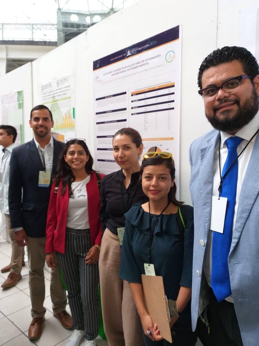 Alumnos y docentes presentaron cartel de investigación. Fotografía por: Universidad Saludable.&nbsp;