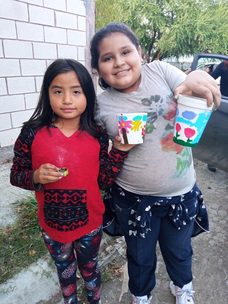 Los niños poniendo en practica las técnicas de pintura que aprendieron en los talleres. Fotografía por: Esli Tello.