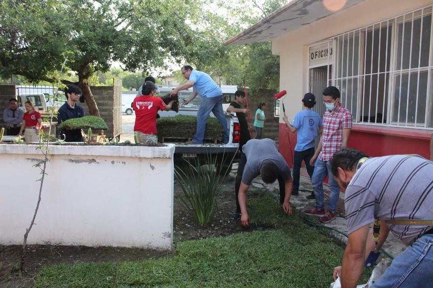 Terminando de colocar los últimos detalles del proyecto. Fotografía por: Comunicación Institucional.