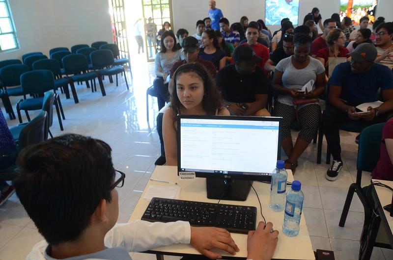 Los estudiantes realizando las diversas actividades para poder ser incrito en el semestre. Fotografía por: Comunicación Institucional.