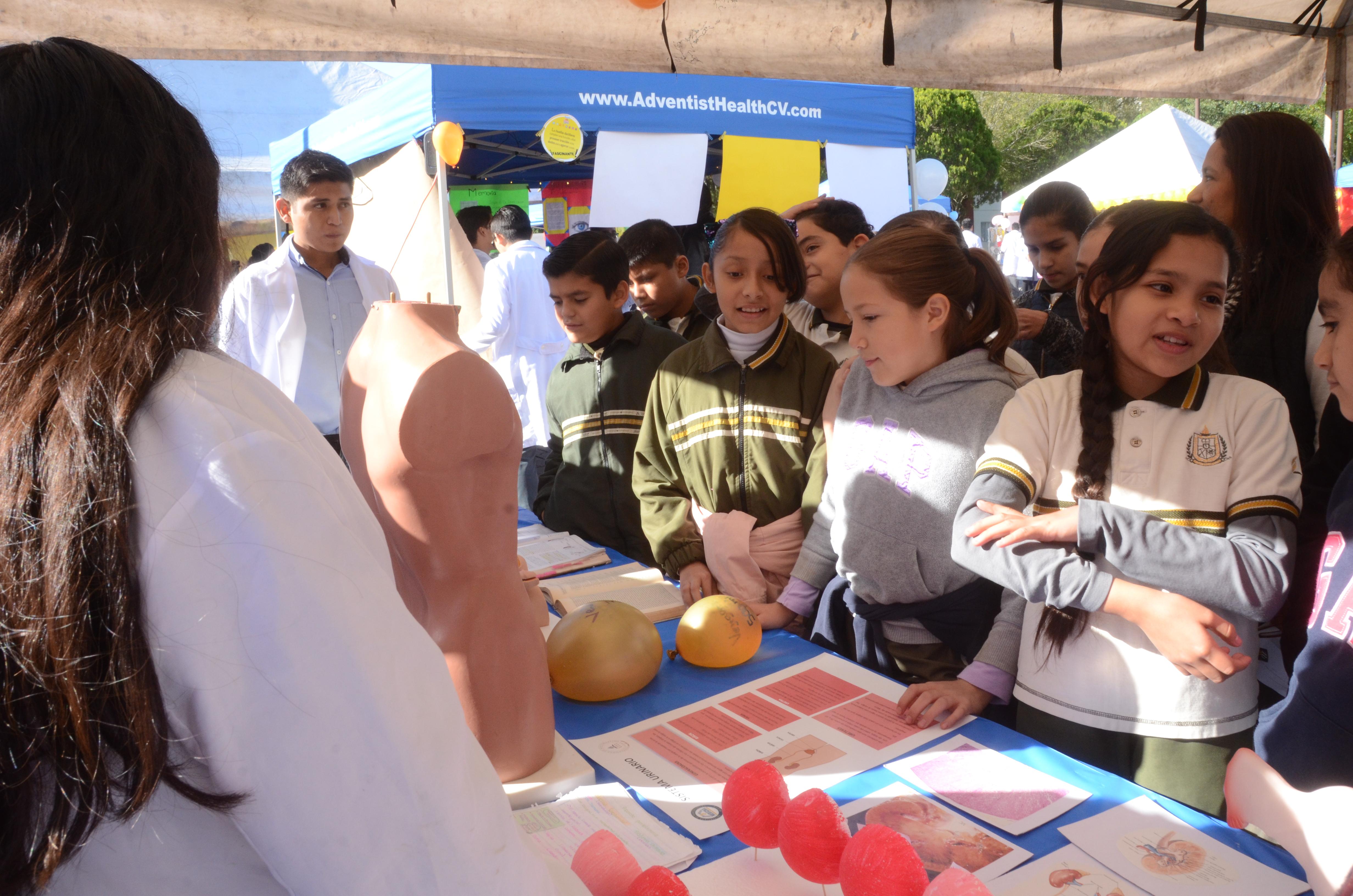 Los alumnos del primer semestre de la carrera de Medicina  adaptar la información para que los niños visitante pudieran comprender mejor sobre anatomía, histología, primeros auxilios, embriología, cosmovisión, y otras áreas. Fotografía por: Comunicación Institucional.