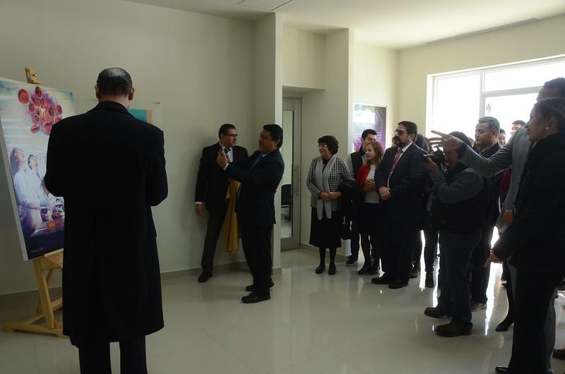 Develado de un cuadro representativo de la labor de los profesionales de esta área de la salud.&nbsp; Fotografía por: Comunicación Institución.