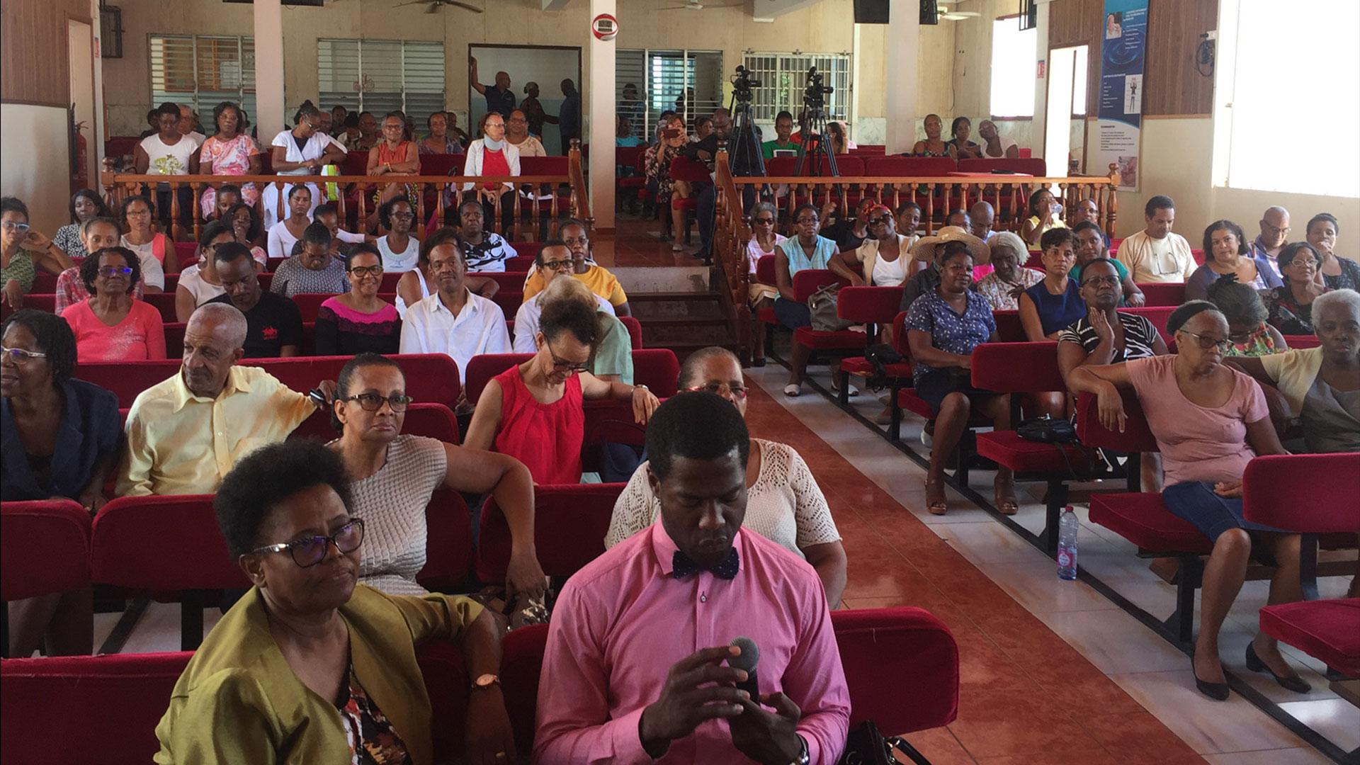 Miembros de iglesia en la isla de Guadalupe reciben capacitación en salud