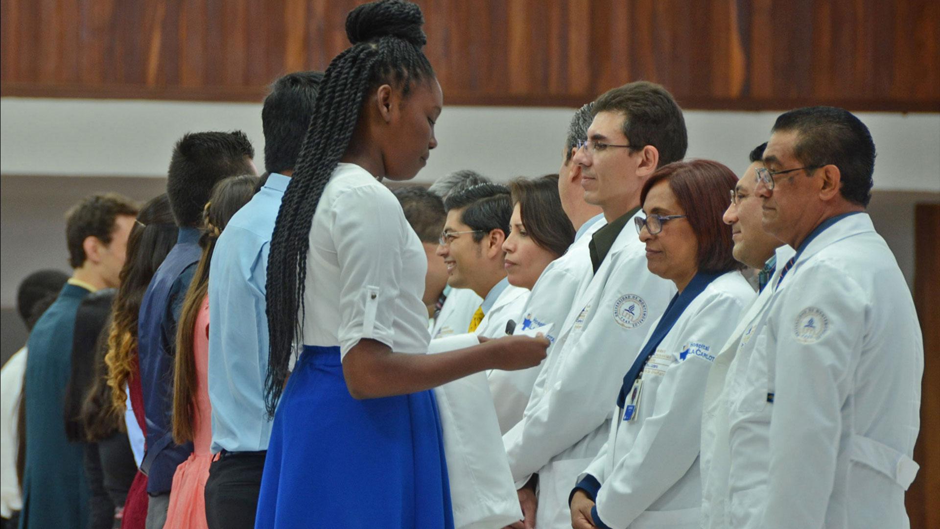 Estudiantes de primer ingreso de Medicina reciben bata blanca