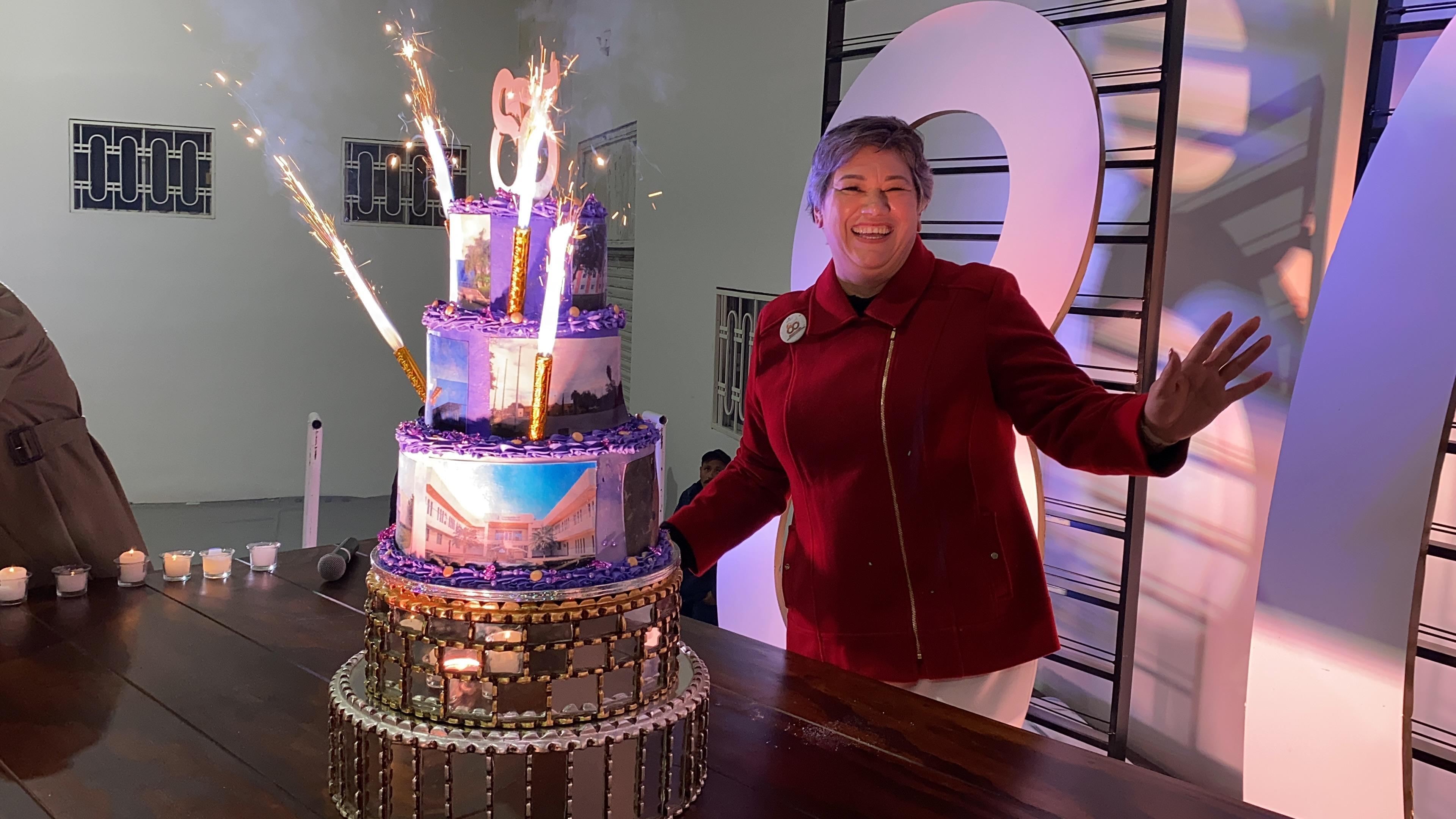 Pastel del festejó de los 80 años UM. Fotografía por: Comunicación Institucional.