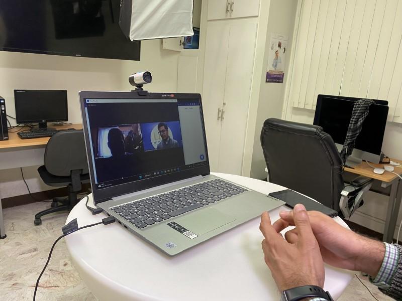La discapacidad de Félix no le impide usa la tecnología. Fotografía por: Comunicación Institucional.