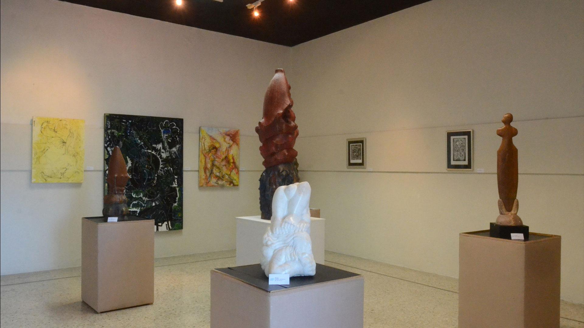 Exhiben esculturas, pinturas y grabados en galería de artes