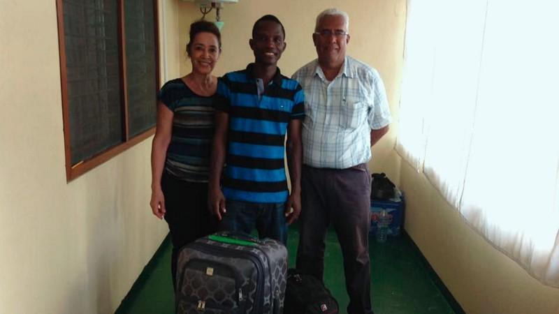 Woedjagnon Assogbavi junto a los esposos Grau, algunos de los misoneros que apoyaron su viaje de estudios a México. Fotografía por: Proyecto Togo.