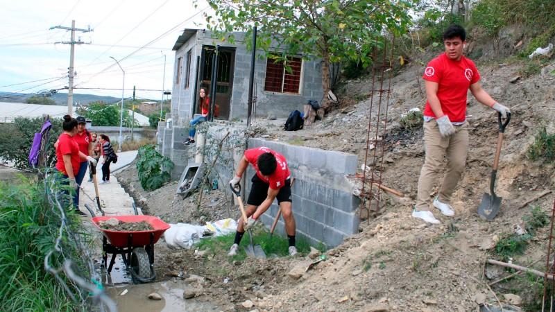 Estudiantes del área de la salud apoyando a una de las comunidades de Montemorelos en la limpieza de sus calles, febrero 2020. Fotografía por: Comunicación Institucional.