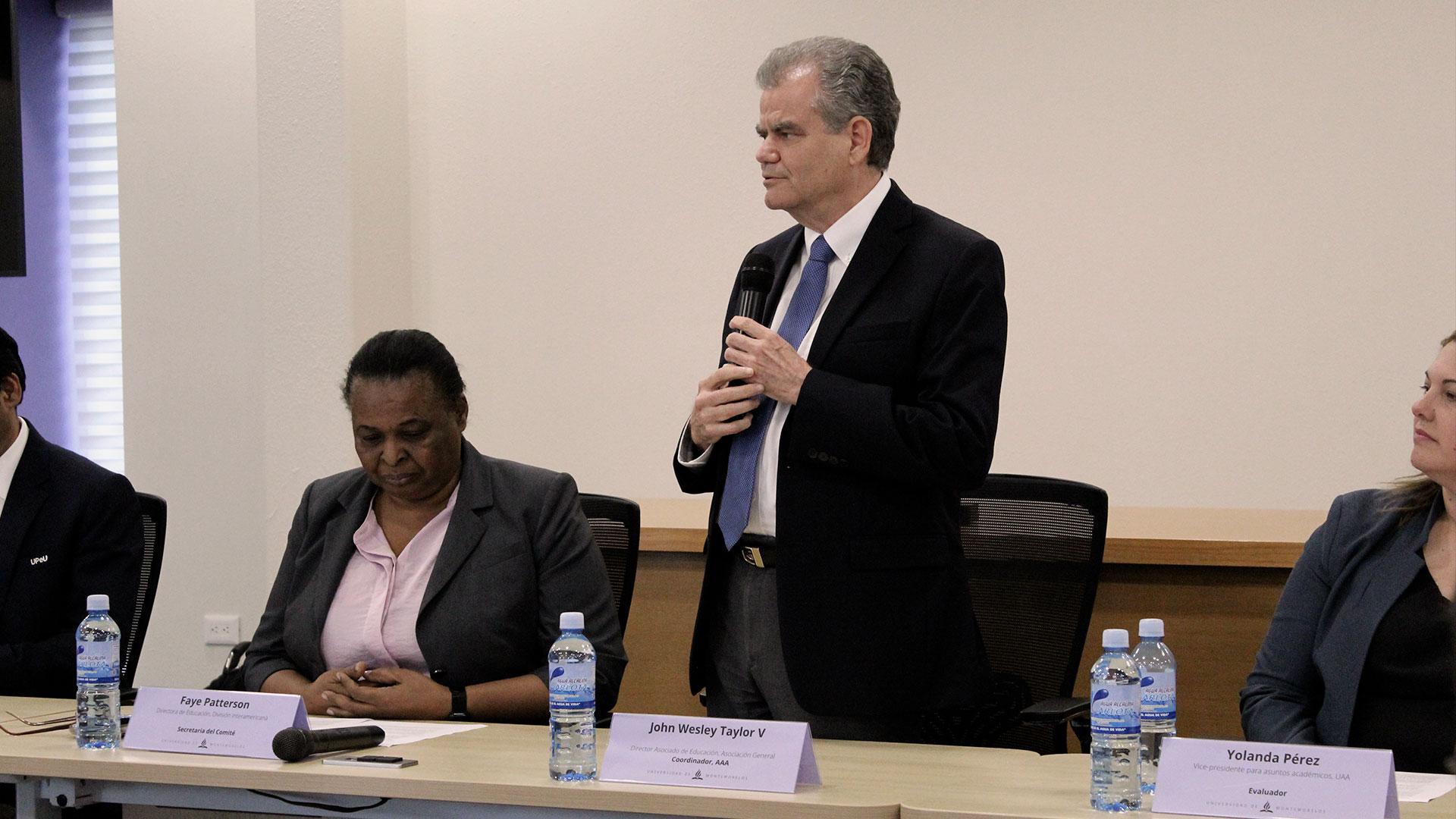 Dr. John Wesley Taylor, director de la Universidad de Andrews y coordinador de la comisión, dando las indicaciones para el informe de salida.  Fotografía por: Comunicación Institucional.