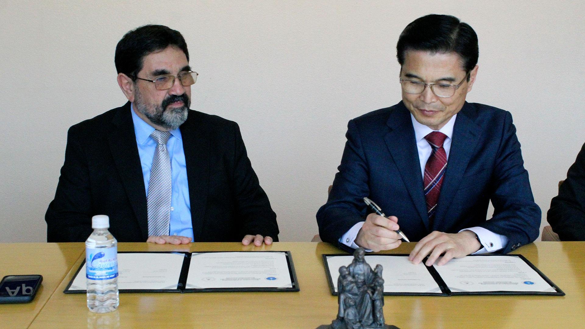 De izquierda a derecha, Mtro. Ekel Collins, vicerretor estudiantil y el Dr. IlMok Kim, rector de la Universidad de Sahmyook. Fotografía por: Comunicación Institucional.