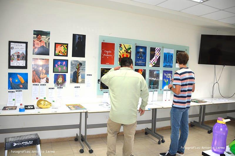 Como cada semestres familiares, amigos, docentes y administradores de la UM visitaron la Expo ARTCOM. Fotografía por: Antonio Lerma.