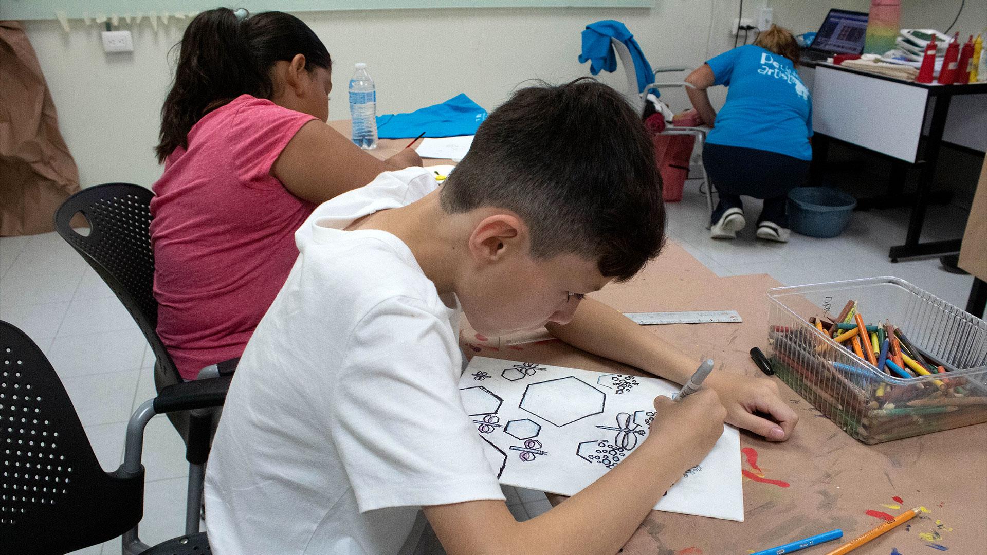 Este año, cada una de estas técnicas les permitióa los niños y niñas acercarse aún más a la increíble complejidad y belleza de los insectos. Fotografía por: Comunicación Institucional.