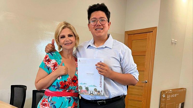 Sra. Erika Aguirre y su hijo Erick, estudiante de la carrera de Médico Cirujano. Fotografía por: Erika Aguirre.