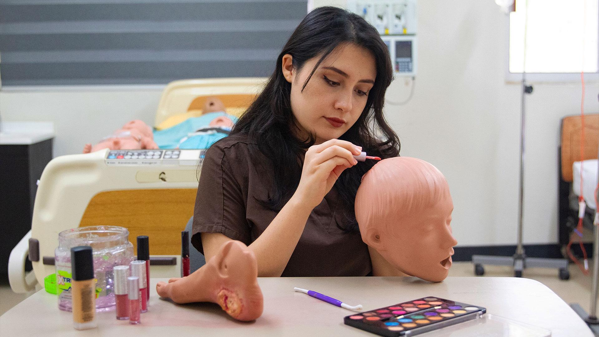 Priscila Rivera Elizondo, egresada de la licenciatura en Artes Visuales, es la encargada de producción artística en el Centro de Simulación Clínica de la Facultad de Ciencias de la Salud. Fotografía por: Comunicación Instituconal/Ingrid Gallardo.
