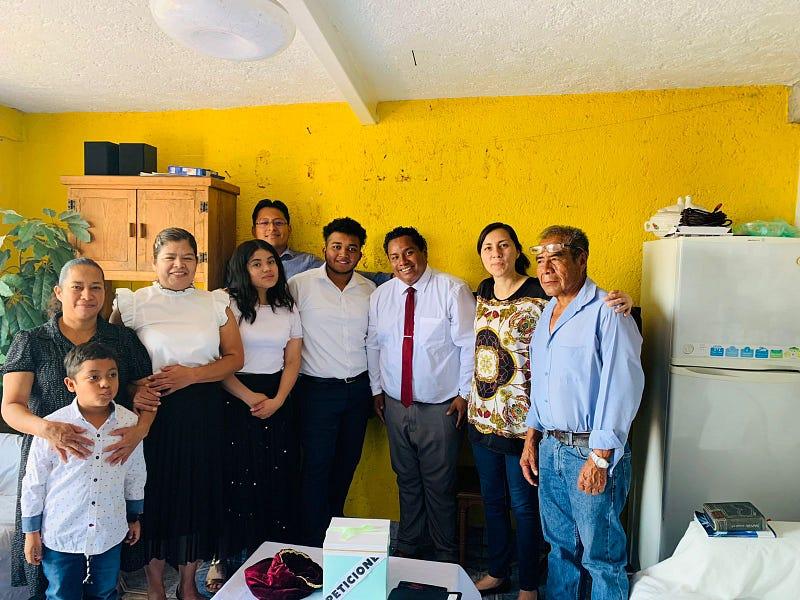 En mayo de 2023, Ismael realizó su colportaje en la Ciudad de México, y en la foto lo vemos acompañado de miembros de una Iglesia Adventista. Fotografía por: Ismael Molina.
