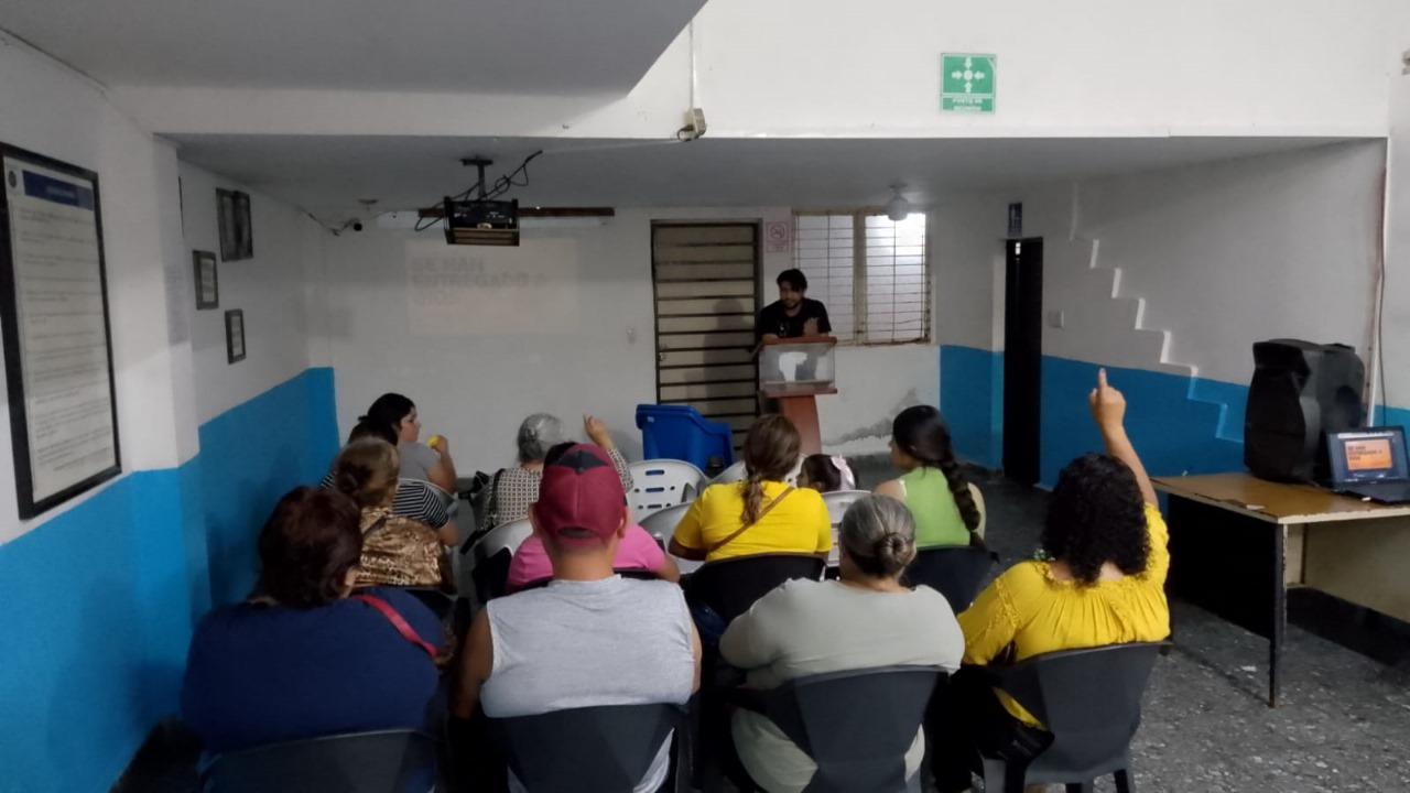 Alejandro dando charlas en el centro de rehabilitación. Fotografía por: Alejandro Martínez.