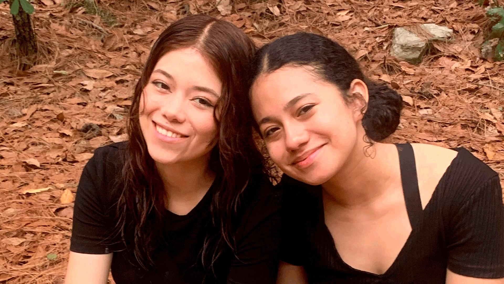 De izquierda a derecha&nbsp;Zoe Mendoza, junto a su amiga.&nbsp;Fotografía por: Rocío Carpintero.