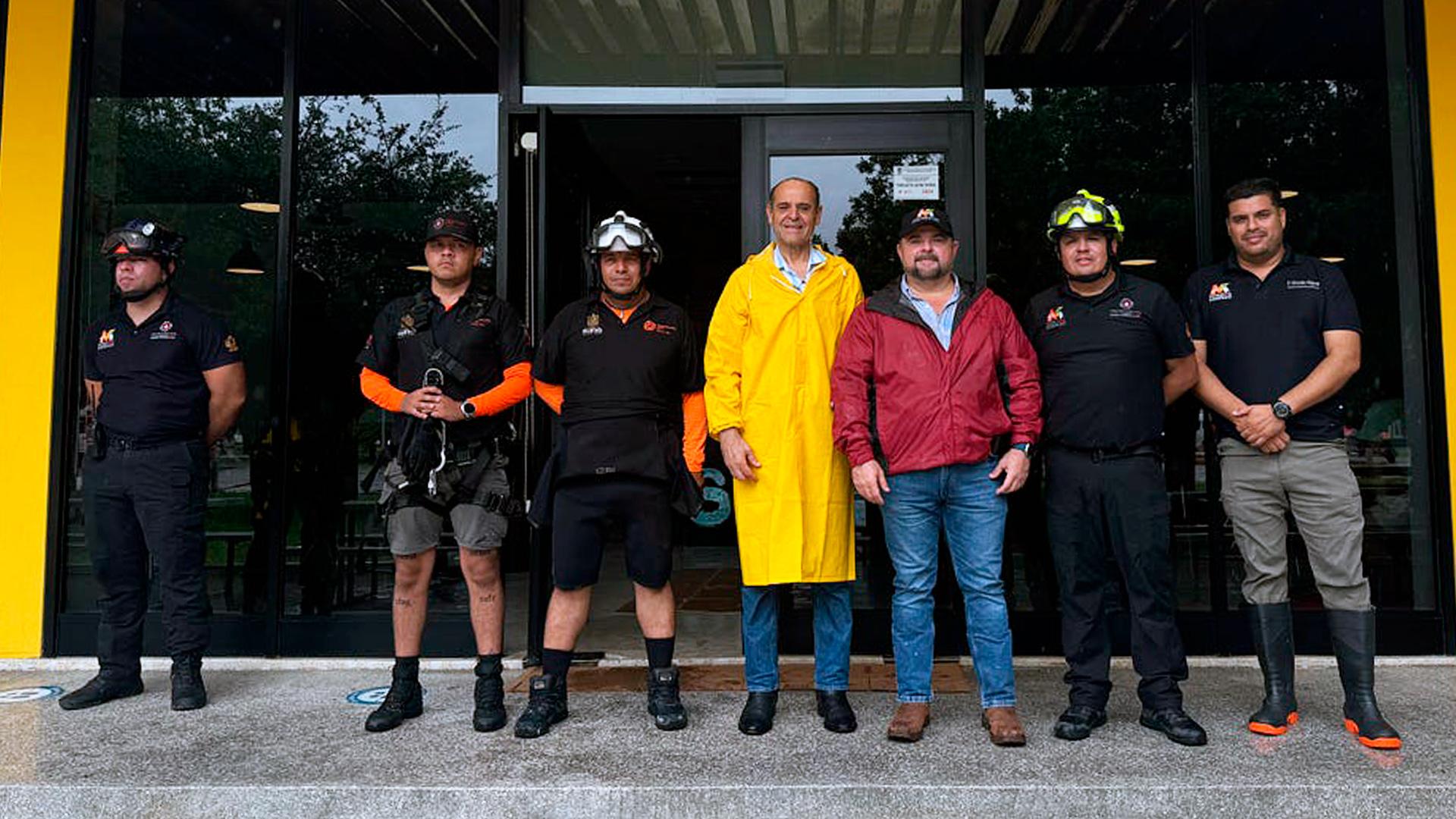En la foto el Dr. Ismael Castillo, rector de la UM; el Lic. Miguel Salazar, alcalde de Montemorelos; Héctor Parada, director de Protección Civil Montemorelos junto a otros miembros del equipo de Protección Civil.&nbsp;Fotografía por: Universidad de Montemorelos / Brenda Cerón.