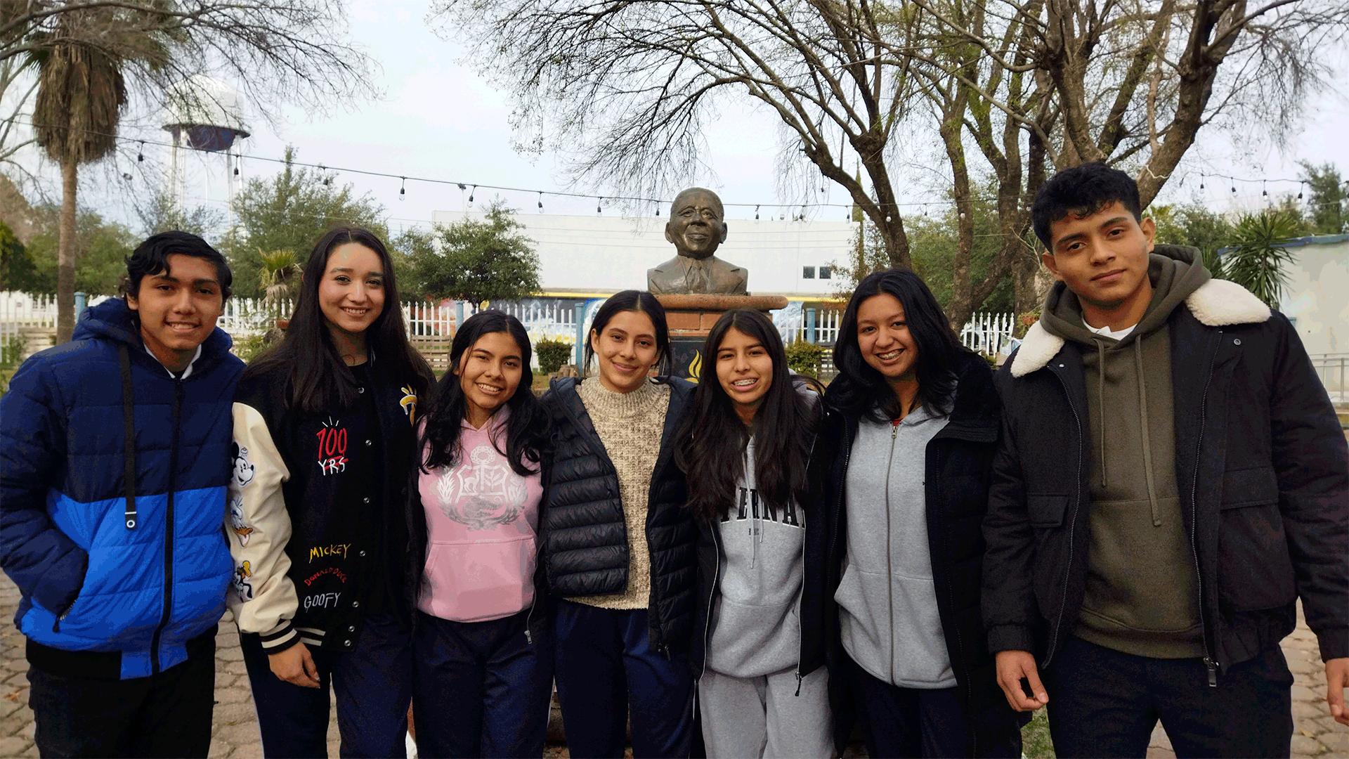 De izquierda a derecha&nbsp;Kiriath Palafox y&nbsp;Mariana Tarango, junto al equipo de la Universidad del Mañana de la preparatoria.&nbsp;Fotografía por: Rocío Carpintero.