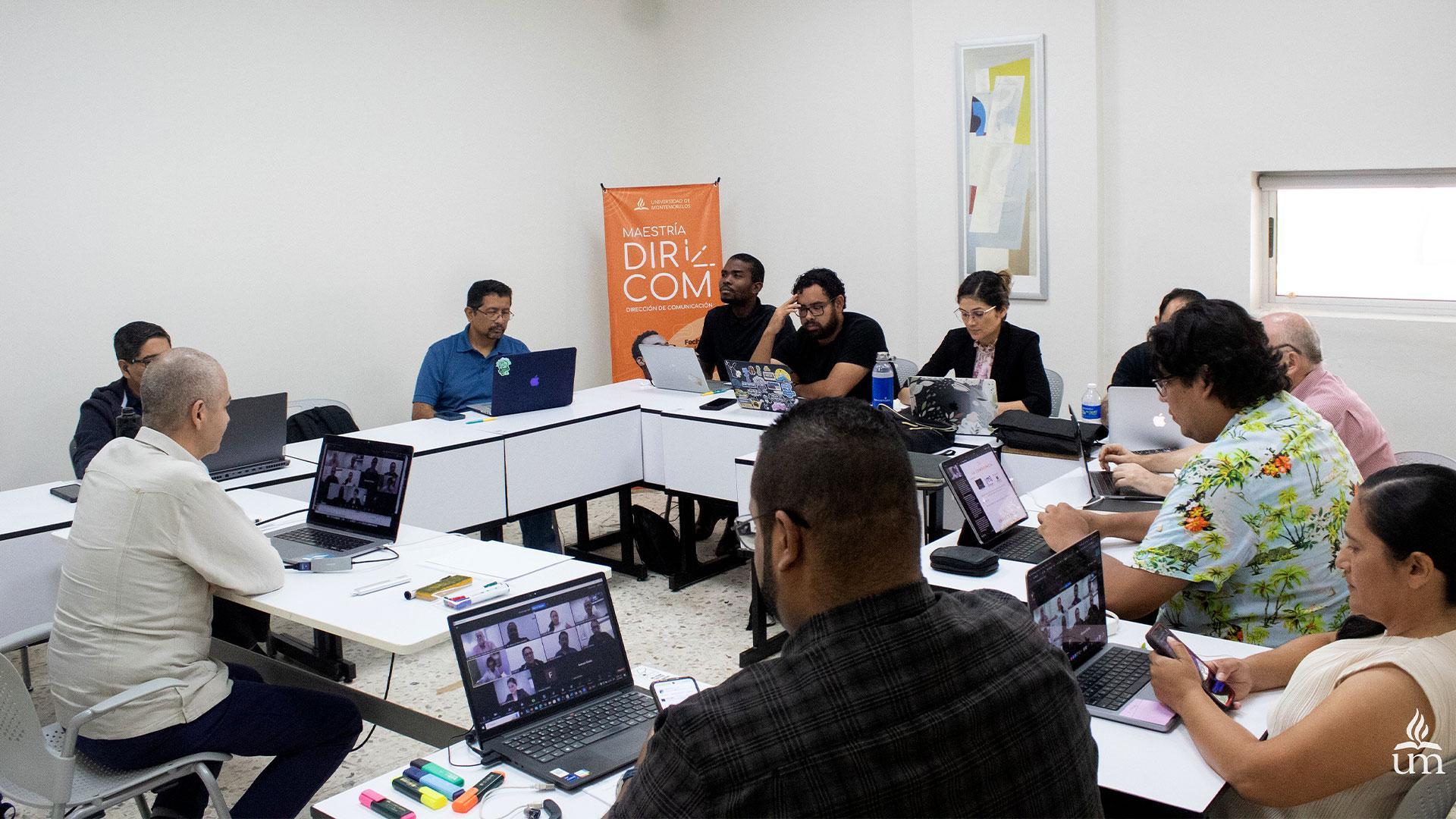 Estudiantes de maestría recibiendo clases con el Mtro. Abel Márquez, director del departamento de Comunicación de la División Interamericana. Fotografía por: Universidad de Montemorelos / Issac Corral.