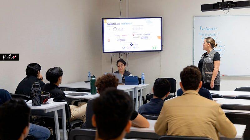 Alumnos de la Facultad de Ingeniería y Tecnología recibiendo la capacitación por el personal de ADRA. Fotografías por: Universidad de Montemorelos / Samuel M.