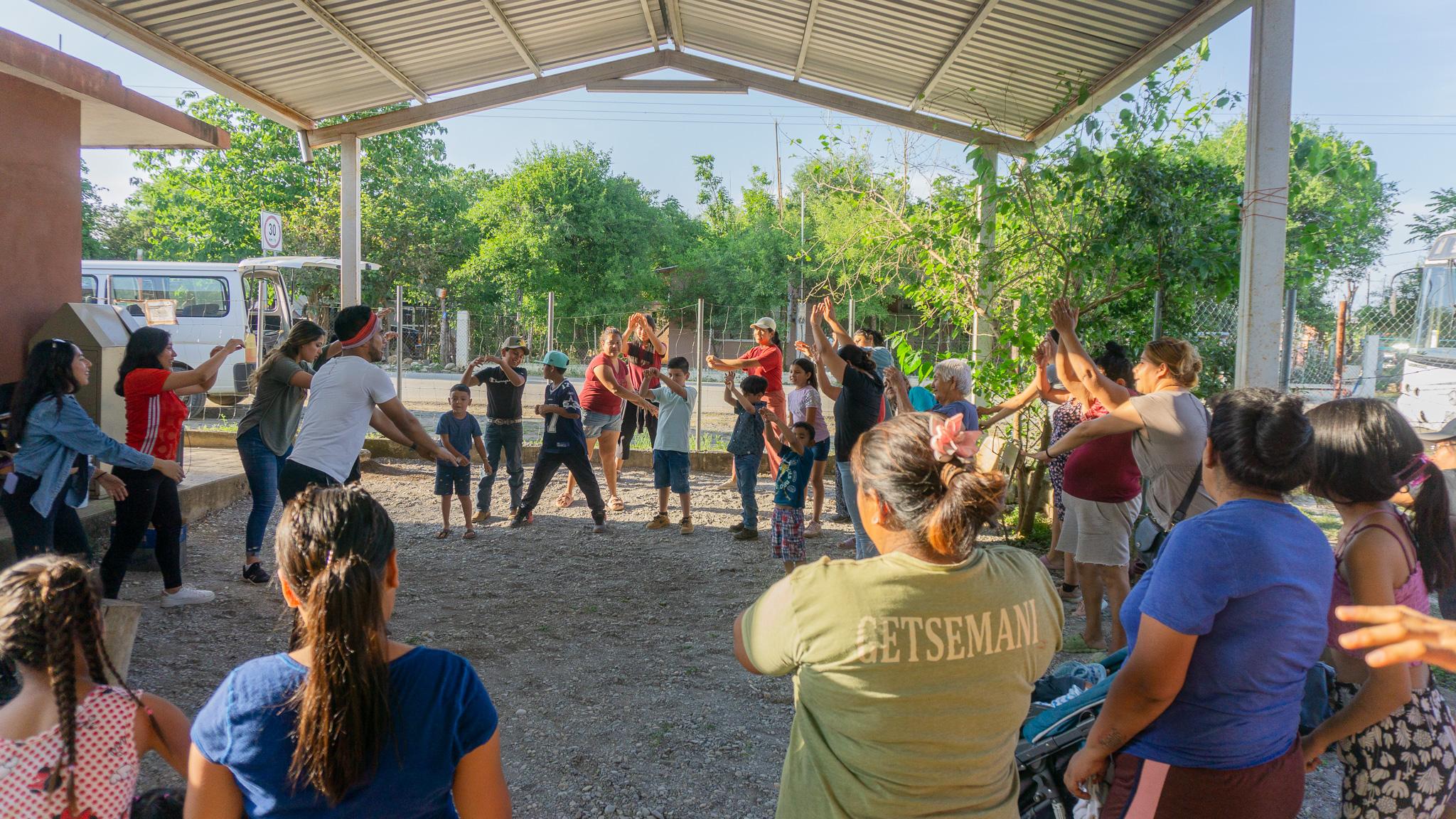 Los jóvenes del grupo JAM cada sábado enseñan rutinas de ejercicio a los ciudadanos del ejido La Estrella, como parte de su proyecto de estilo de vida saludable. Fotografía por: Arely Santos.