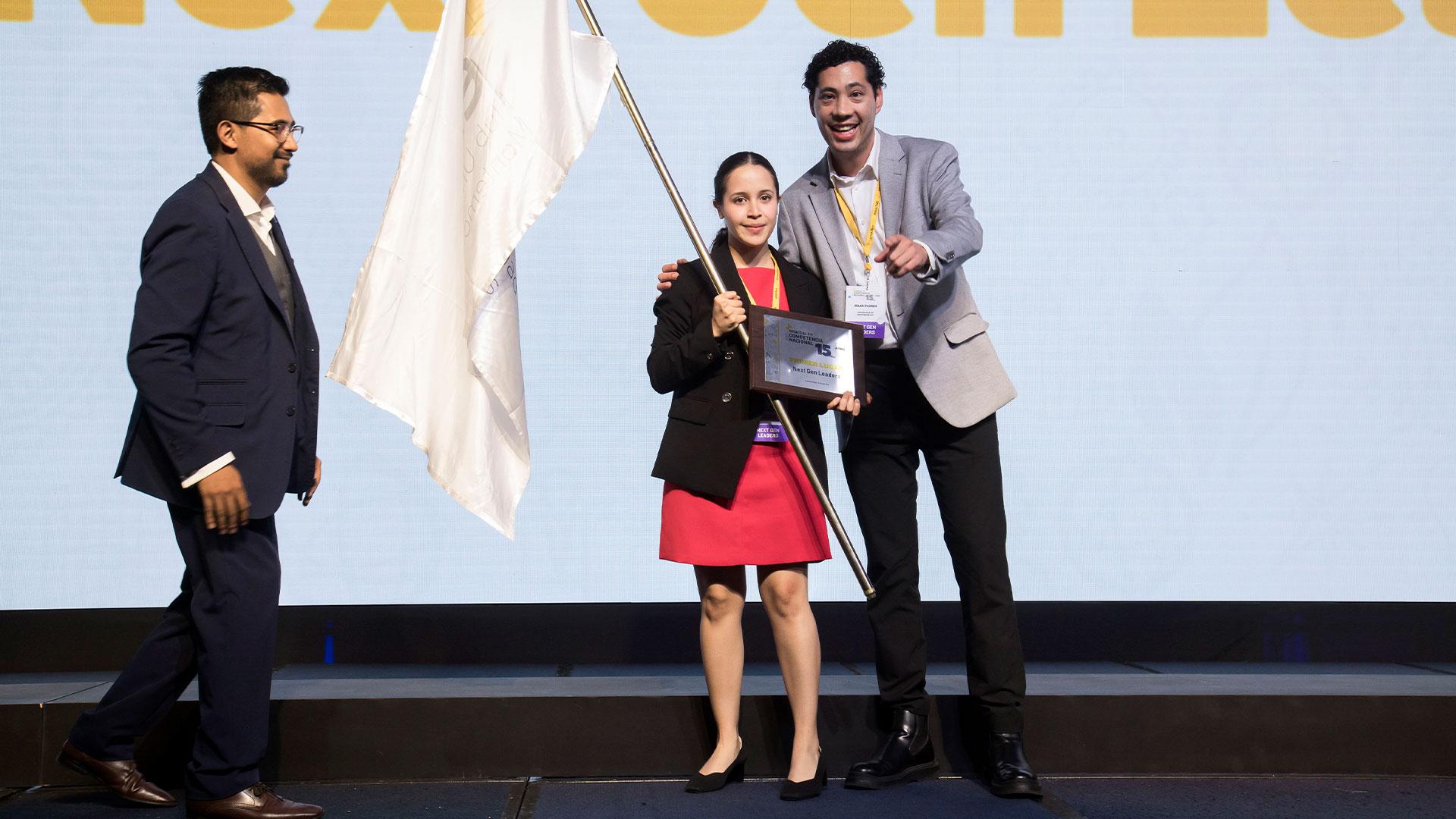Dariana Treviño, estudiante de la carrera de Administración y Negocios Internacionales y capitana del equipo Enactus, junto a&nbsp;Isaac Flores, consejero académico del equipo Enactus, recibieron el reconocimiento del 1er lugar en la competencia nacional de Enactus.&nbsp;Fotografía por: Sebastian Sepulveda.