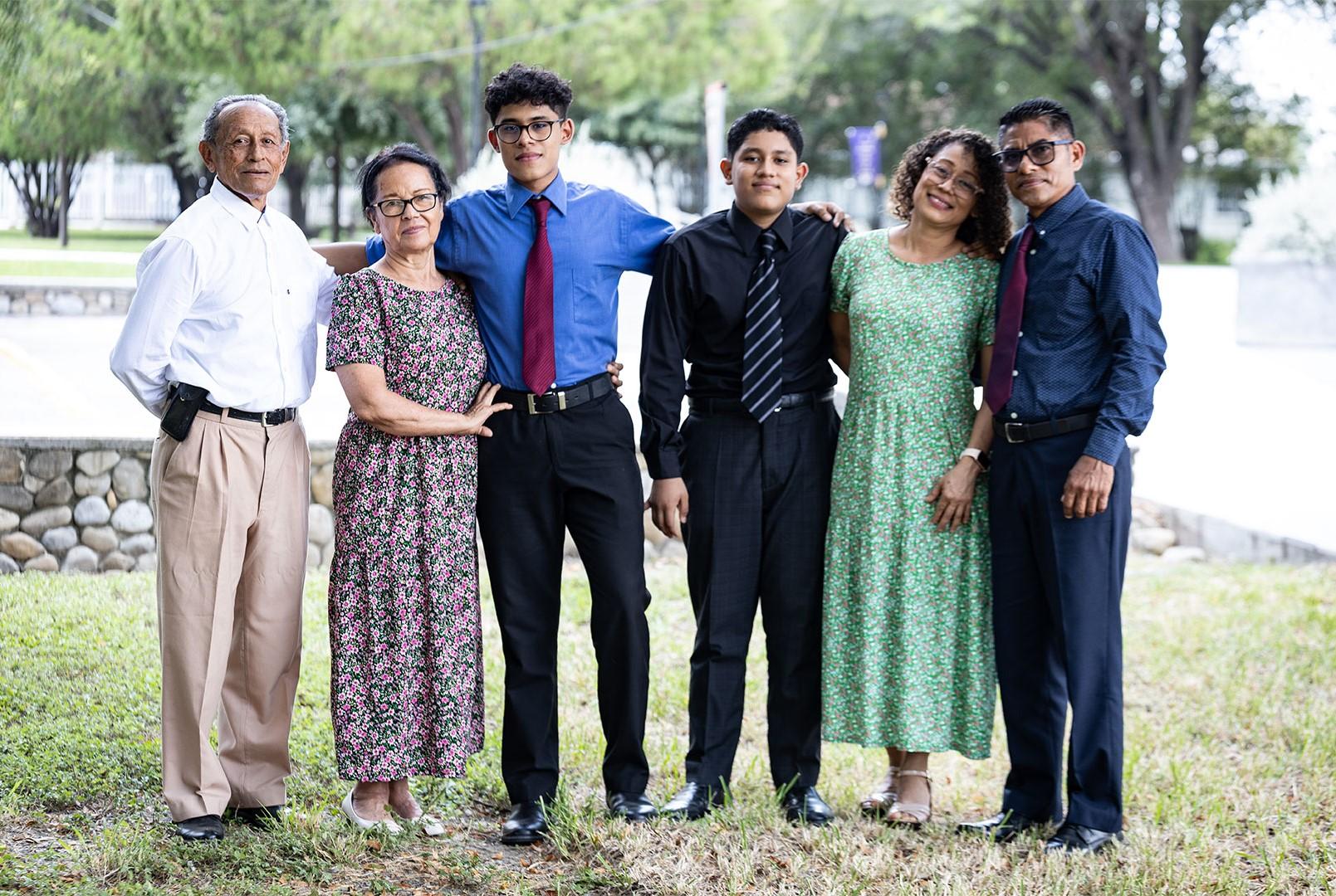 De izquierda a derecha abuelos maternos y la García&nbsp; López.&nbsp;Fotografía por: Universidad de Montemorelos / Lisandra Vicente.