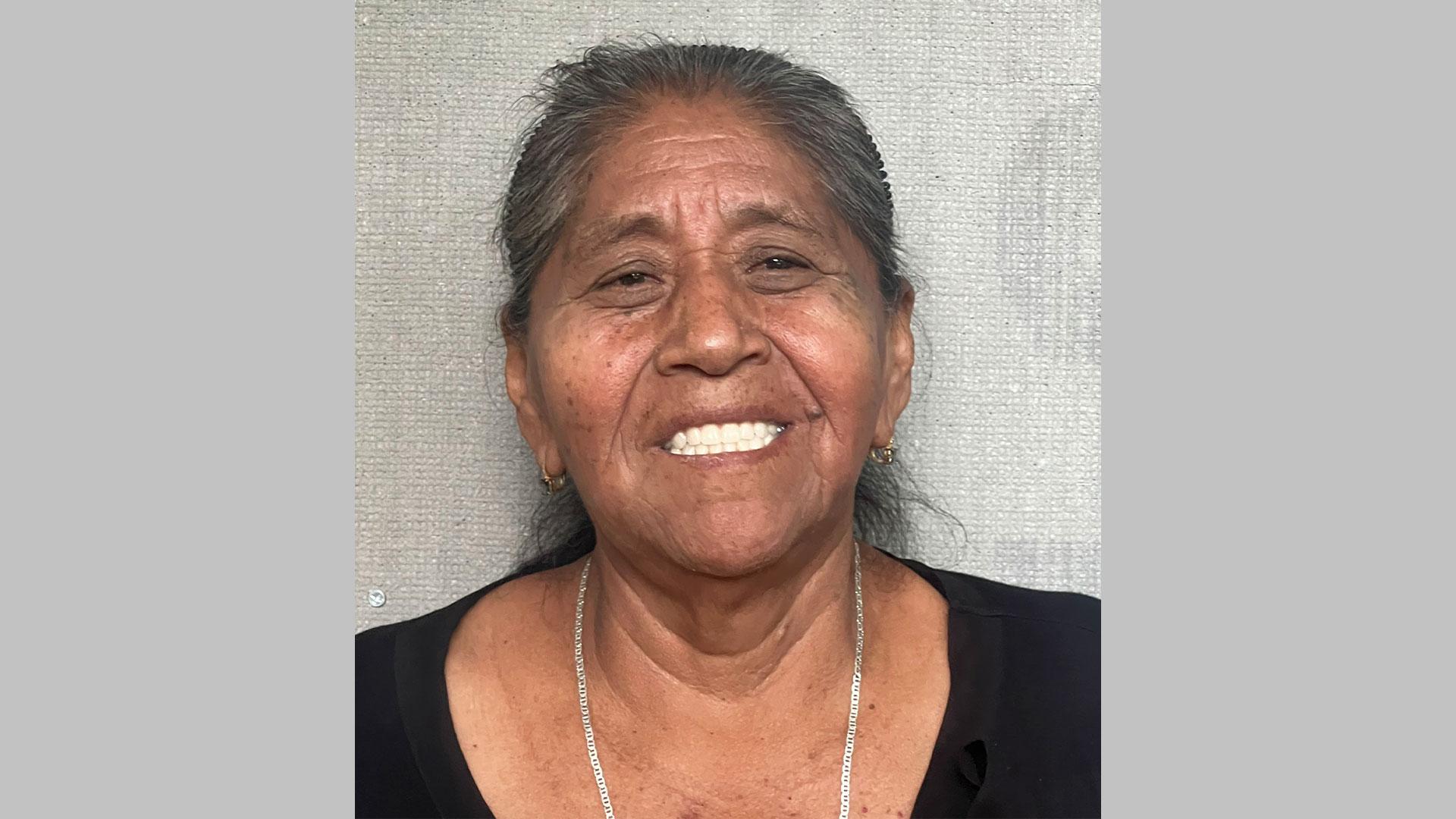 La Sra. Paula Castillo estrenando su&nbsp;prótesis dental.&nbsp;Fotografía por: Arely Santos.