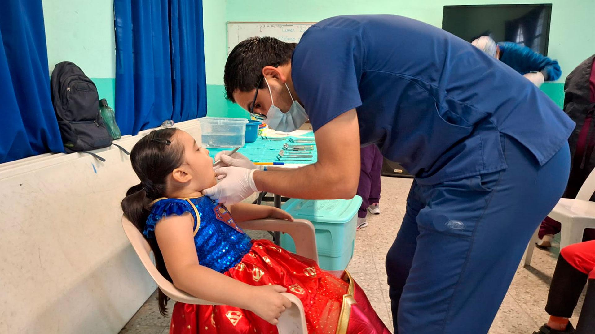 Los odontólogos asistieron cada semana a realizar los chequeos dentales de los niños y niñas de la escuela.&nbsp; Fotografía por: Universidad Promotora de la Salud.