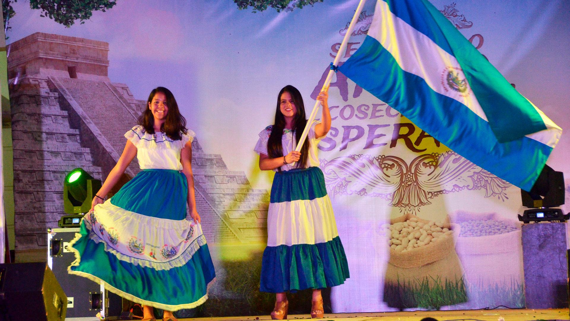 Representantes del país El Salvador en programa del Día de la Raza, septiembre de 2017.&nbsp;Fotografía por: Universidad de Montemorelos.